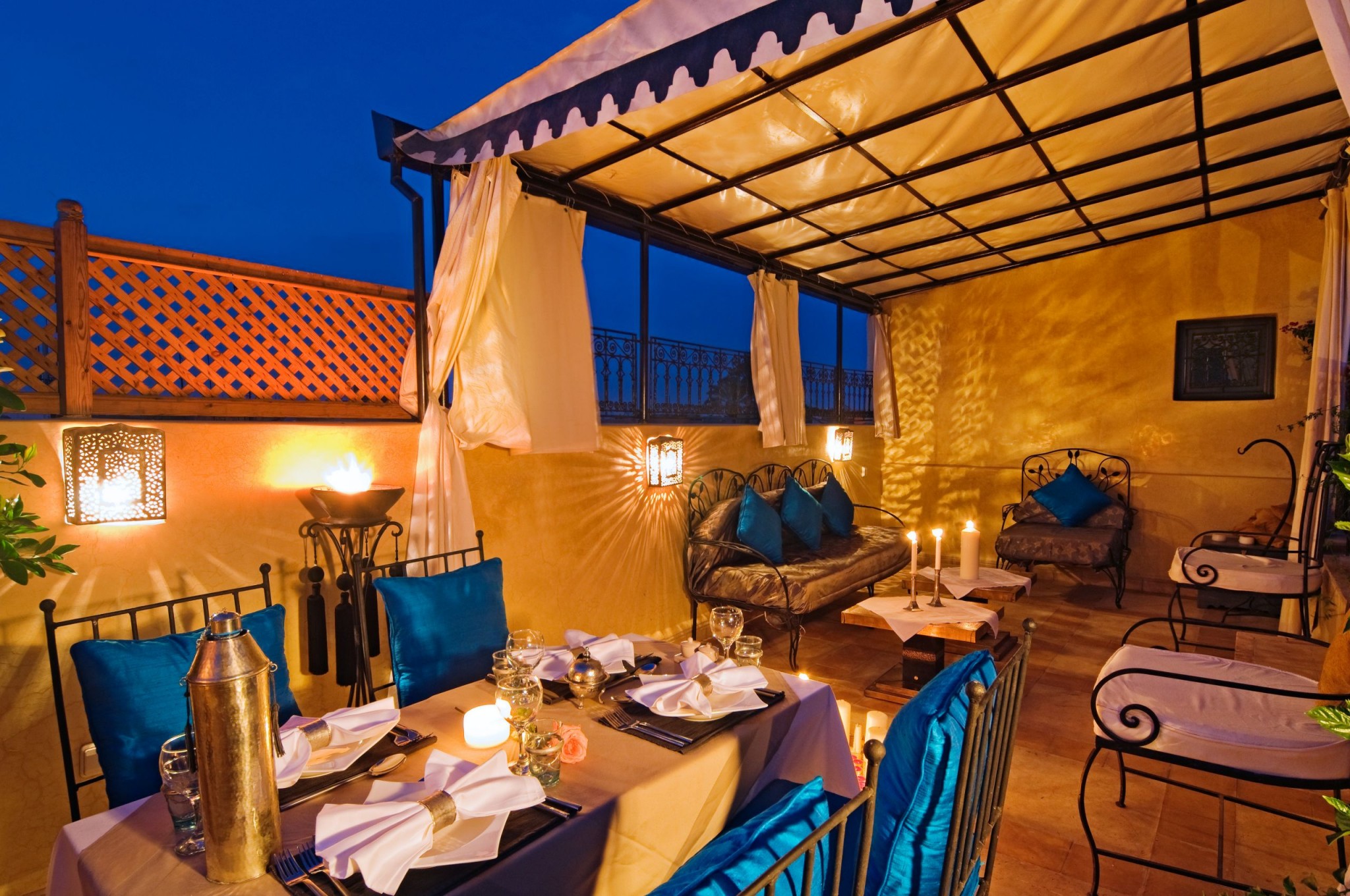 marrakech riad morocco cinnamon hotel terrace roof moroccan medina riads luxury museum marrakesh rooftop district night place モロッコ インテリア dining